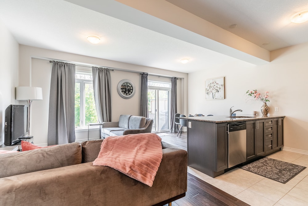 Modern 3BR 2BA Townhome in Lakeshore