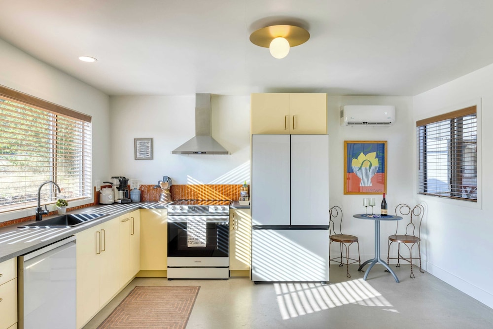Walk to Beach & Shops Fireplace, Patio Dining & Firepit at Manzanita Ave