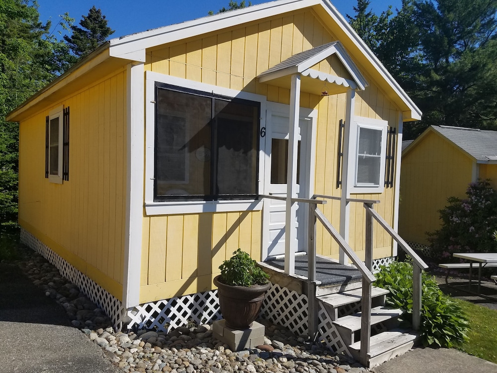 Hotel Sunnyside Motel & Cottages - Image 1