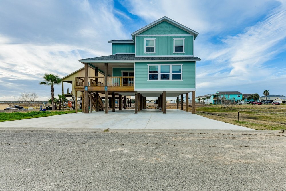 6 Mi to Beach: Modern Rockport Home! view 5