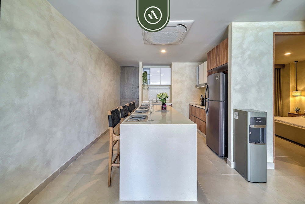 Luxury 2 BR Condo Near Beaches - Pools - Gym