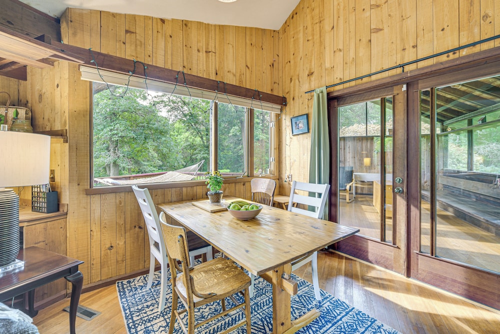 Sauna & Screened Porch: Otter Creek Getaway!