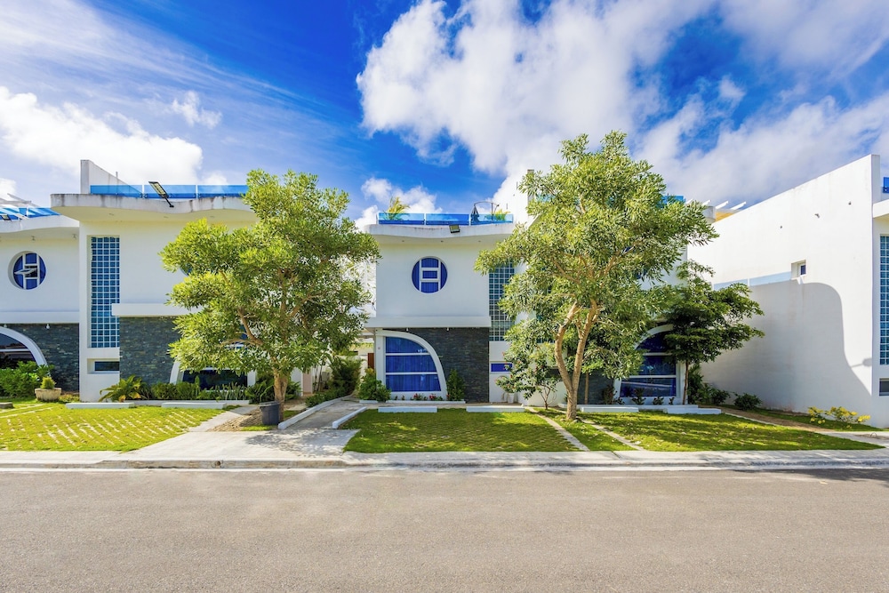 3BR Villa With Pool Rooftop and BBQ Gated Area