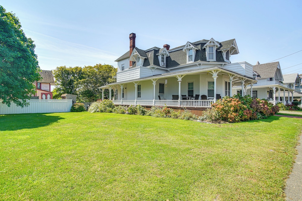 Steps to Inkwell Beach: Victorian Home!