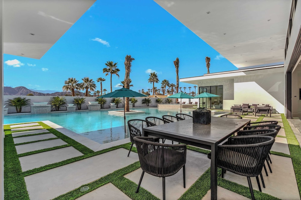 Fine Luxe Retreat w/ Pool & Hot Tub Bravo Villa #15 by Avantstay