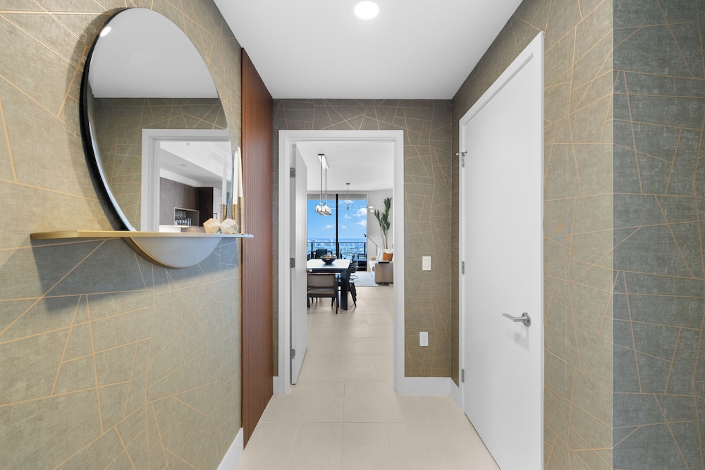 Lux Studio W City Views and Pool