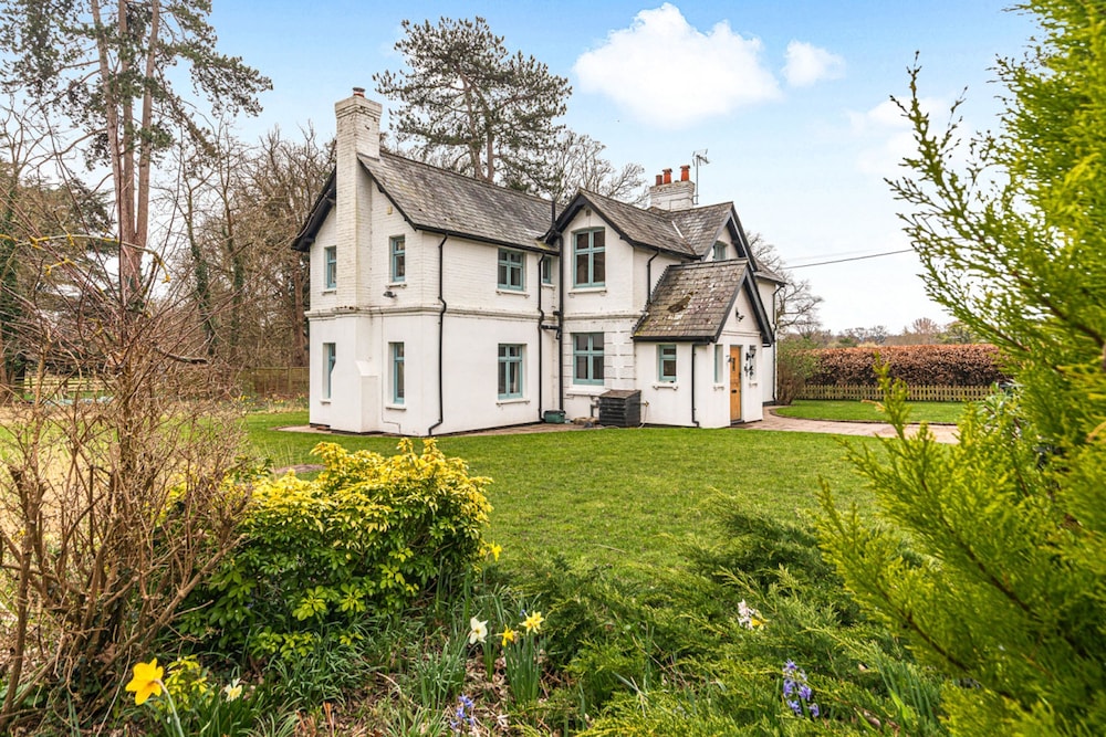 Benhams Country Cottage - From 250 Per Night