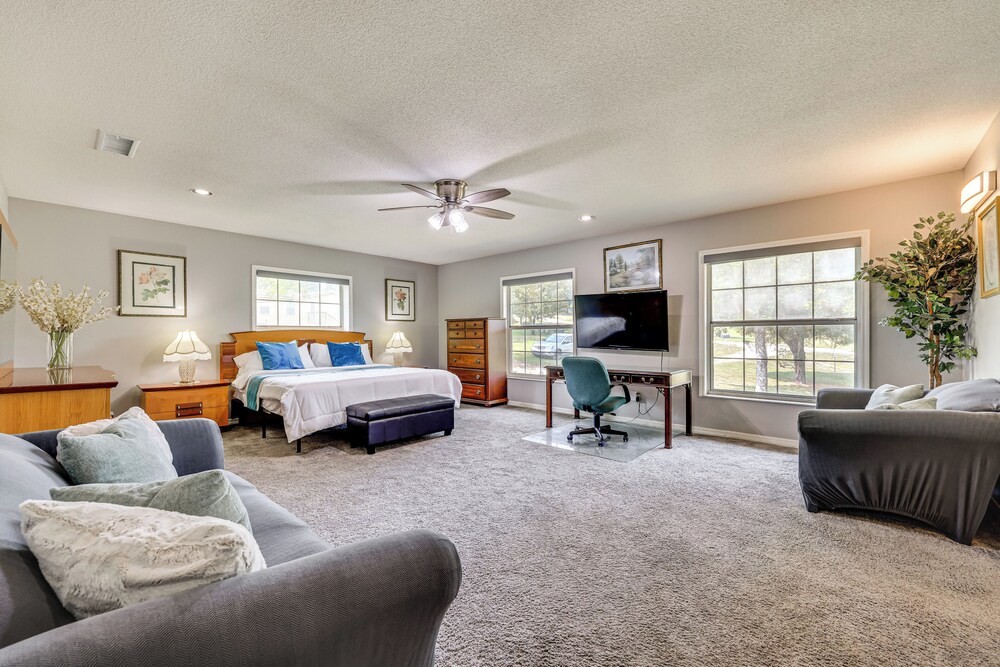 BBQ Ready: Hawthorne Home w/ Screened-in Patio