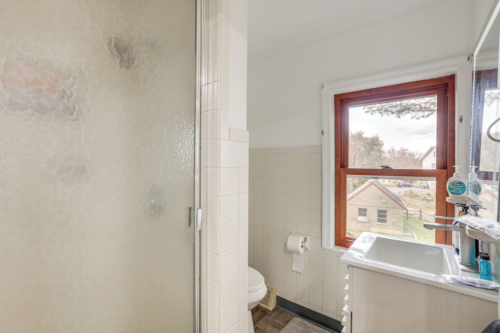 Updated Getaway w/ Sauna & Yard in Bloomsbury!