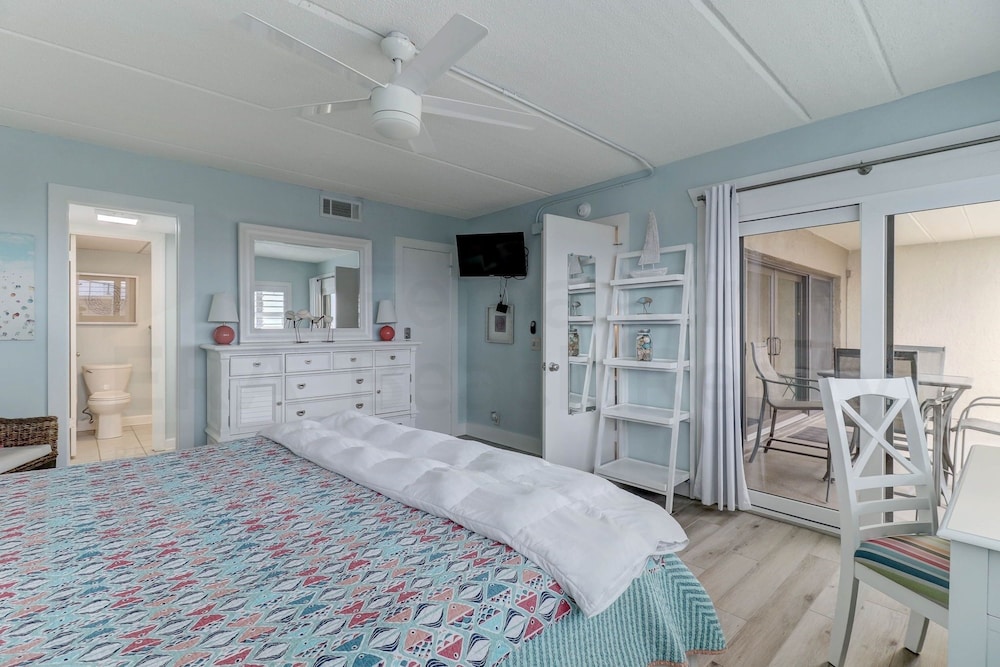 Spotted Sandpiper Condo Easy access to Pier, Pool and Beach Access are Steps Away by RedAwning