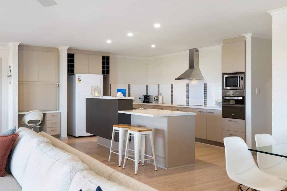 Large Upstairs Family Stay Near Middleton Beaches