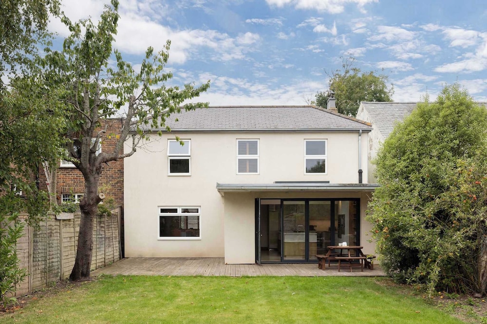 Spacious 4-bed Near City Sea