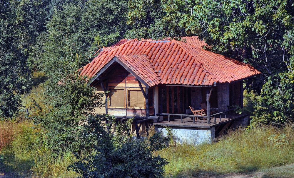 Pugdundee Safaris - Kanha Earth Lodge