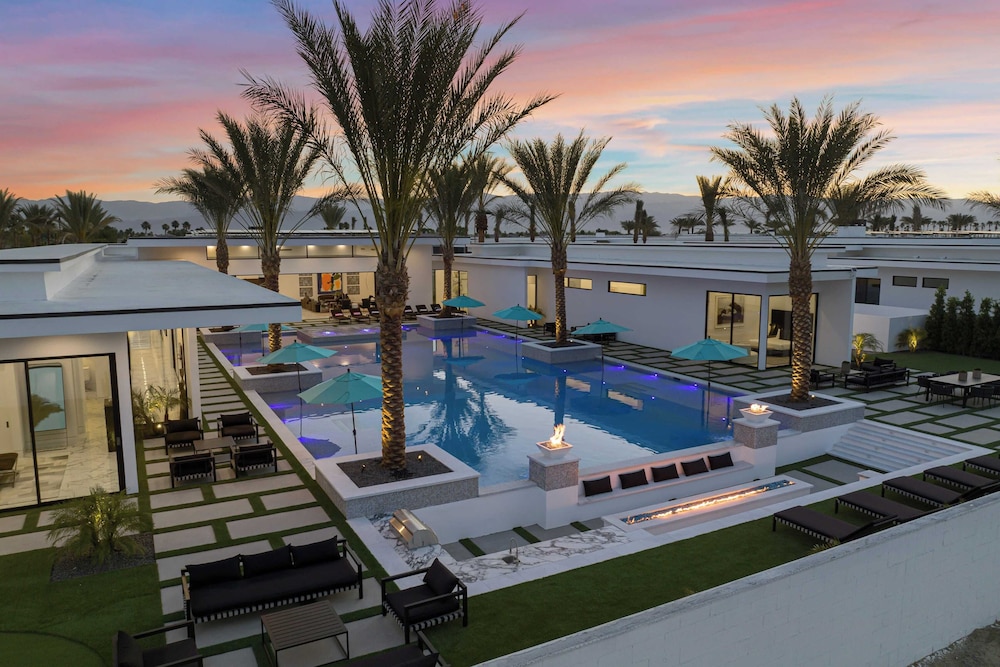 Sleeps 26 Pool, Hot Tub, Pickleball & Putting Green Bravo Villa #12 by Avantstay