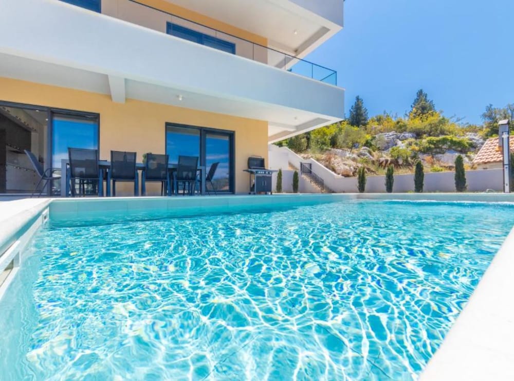 Luxury Villa Navis