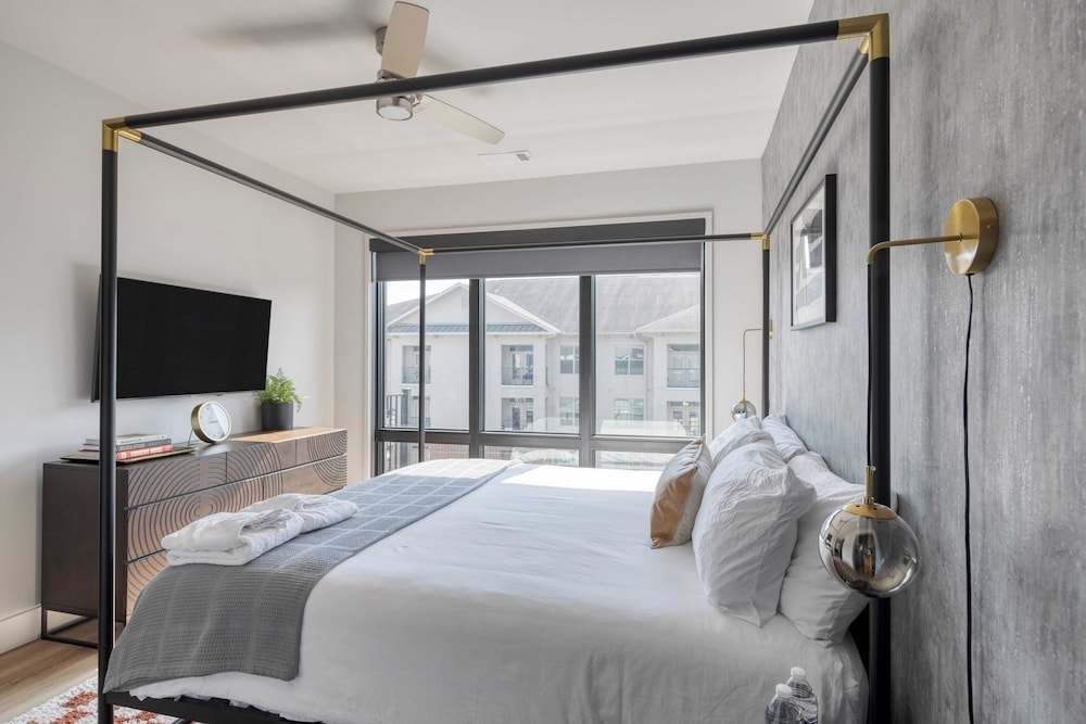 Sleeps 18 3 Modern Midtown Apartments w/ Gym + Pool Walkable to Shops & Eats