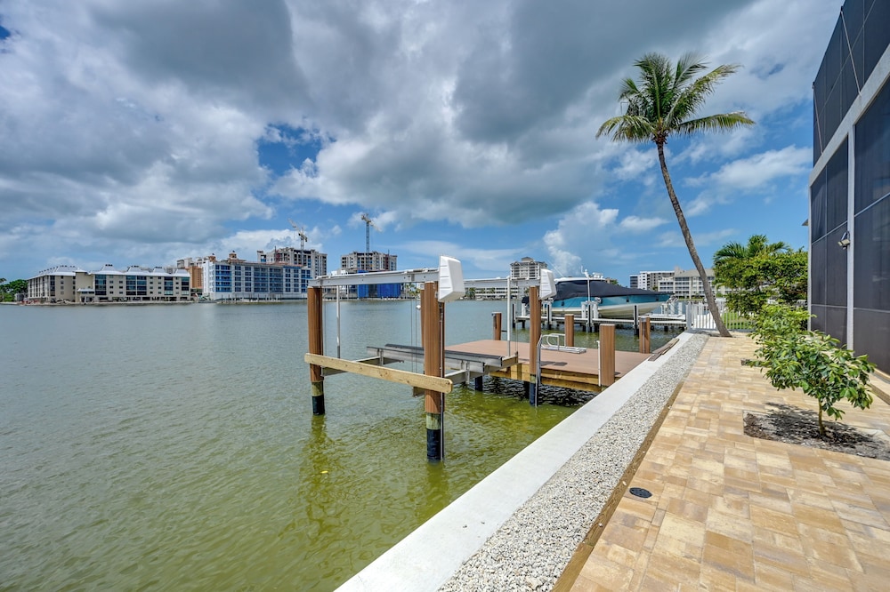 Waterfront Stunner: Effortless Elegance in Naples!