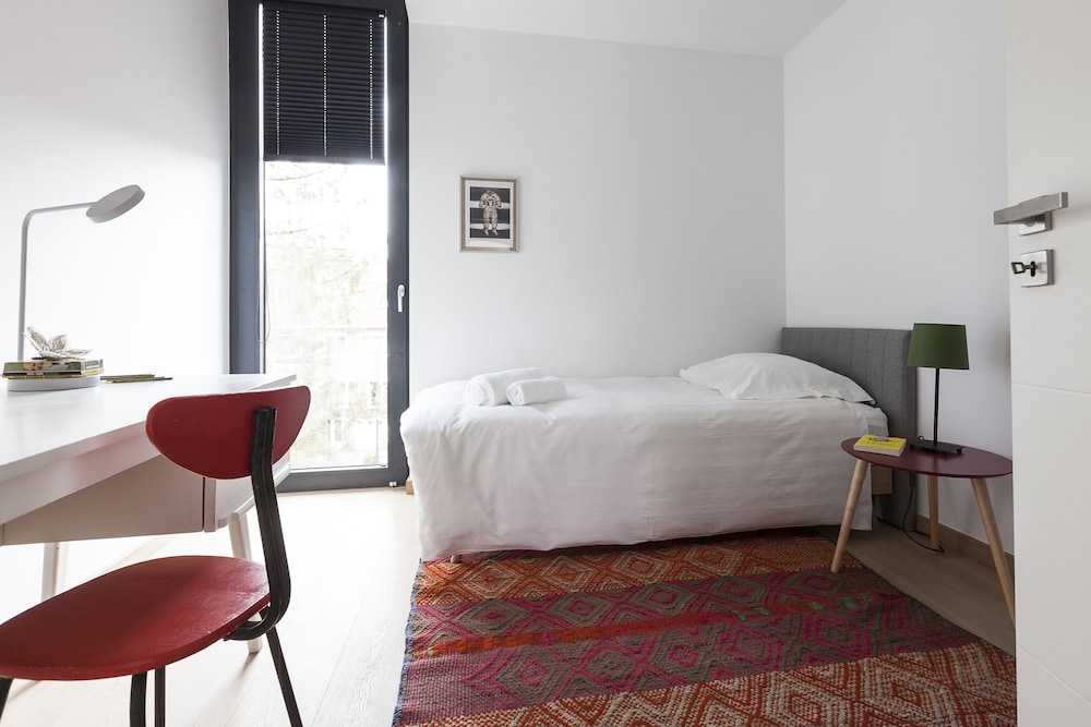 Unit 2 - Modern Smart Home Duplex With Free Parking view 5