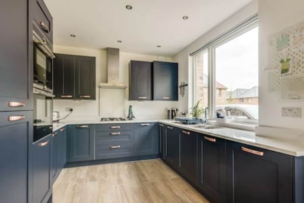 Family-friendly Getaway - Garden Parking Sleeps 7