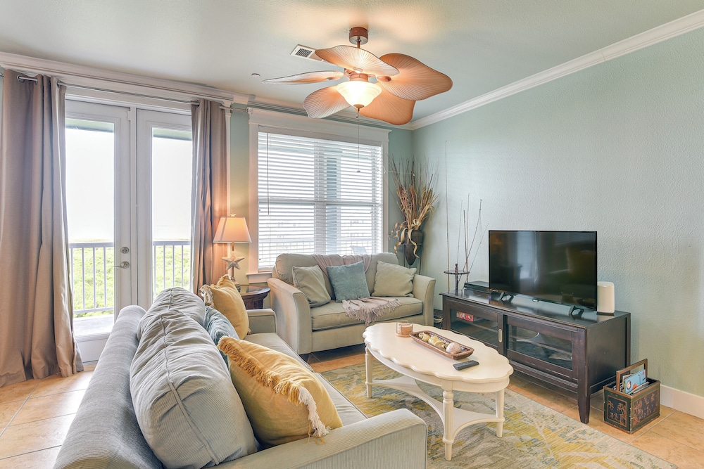 Walk to Beach: Condo w/ Bay View in Galveston