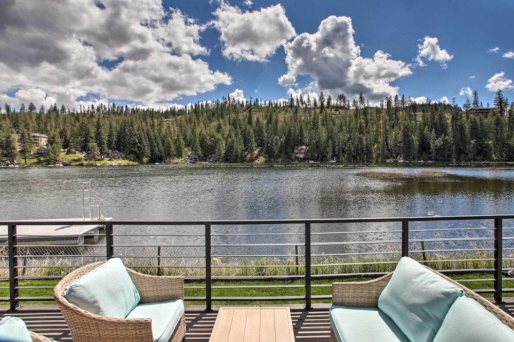 A Contemporary Dream: Lakefront Rathdrum Oasis!