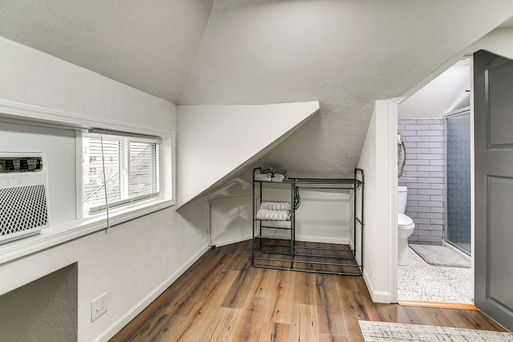 Walkable Location: Welcoming Unit in Omaha