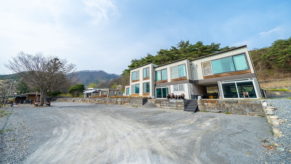 Yeongwol Nature & Pet Retreat