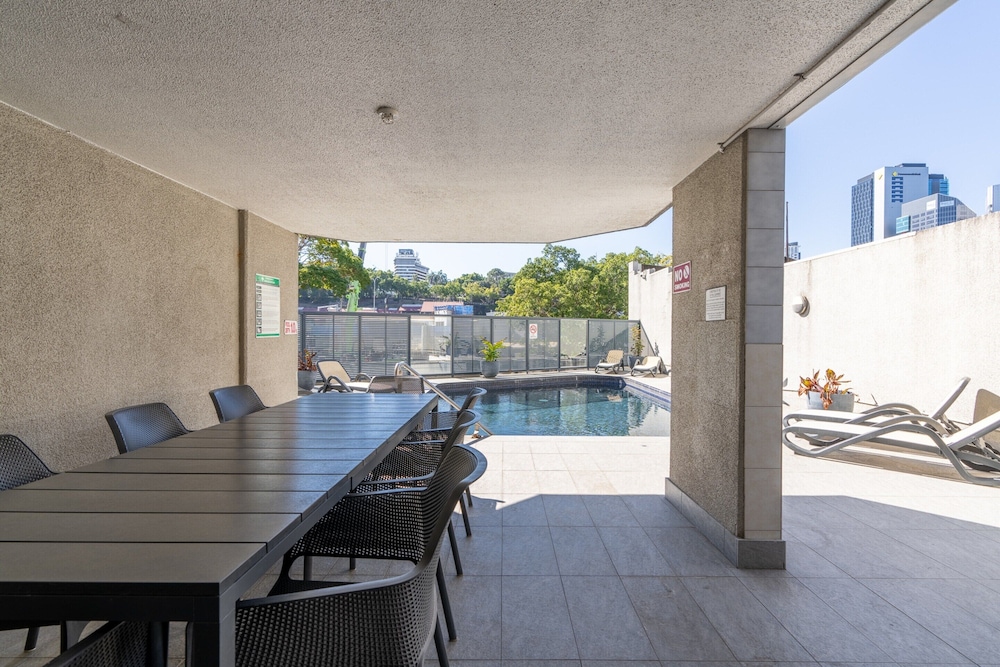 Quirky CBD 1-bed With Pool, Sauna and Balcony