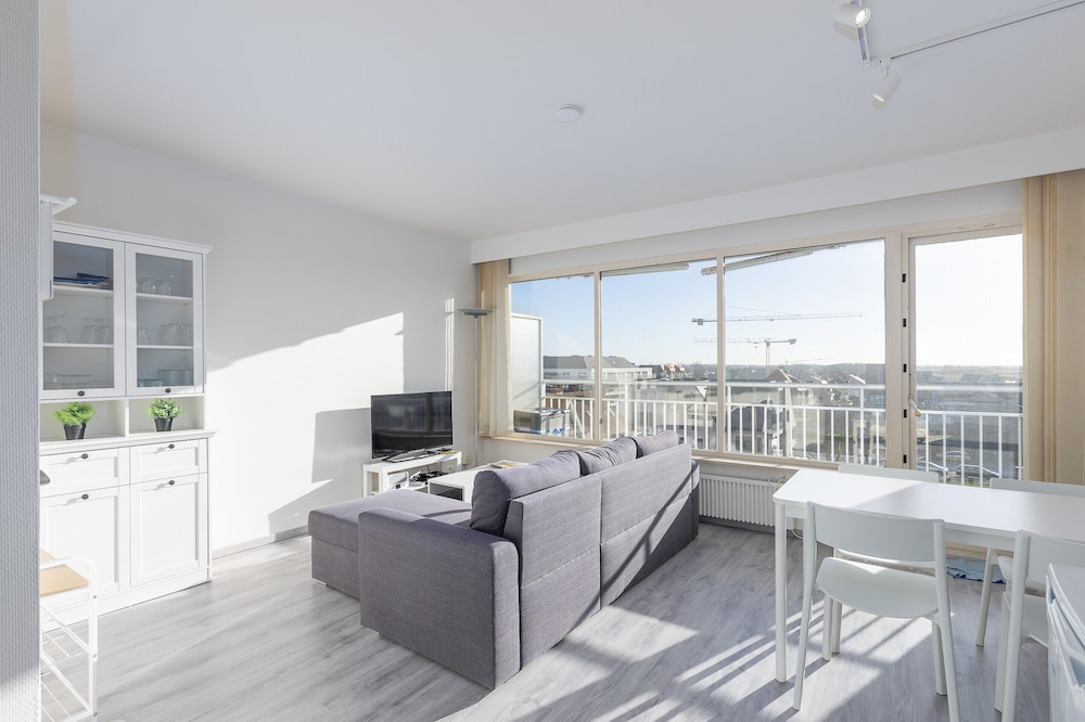 Modern, Renovated Studio With Open Views