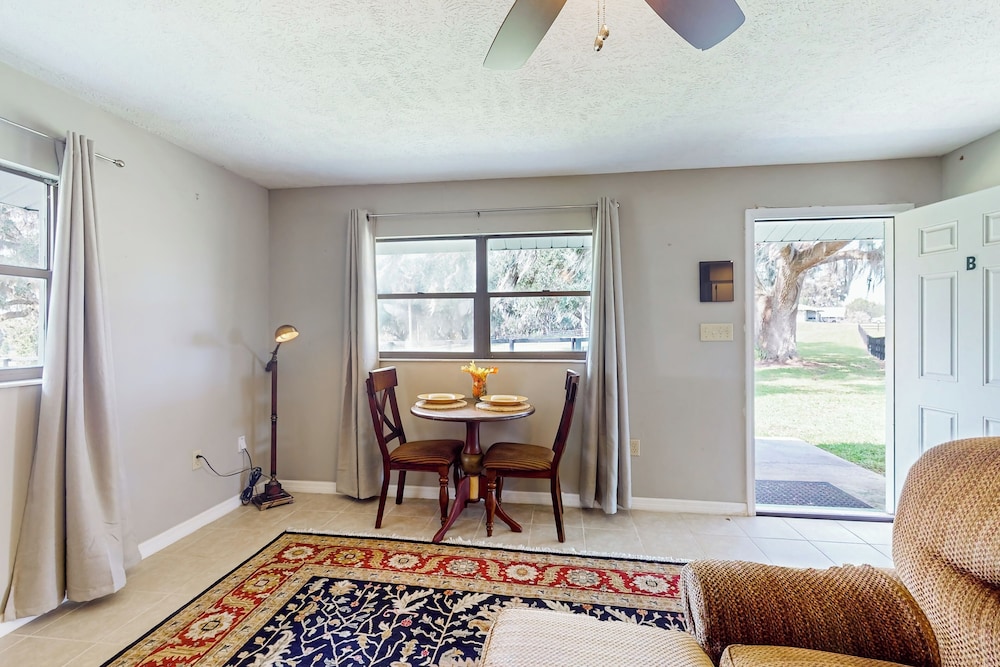 1 BR Guesthouse w/ Full Kitchen & Lake View