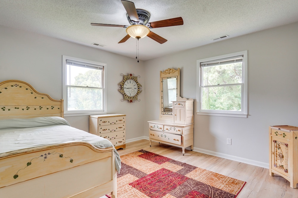 Pool & Game Room: Family Retreat in Fayetteville