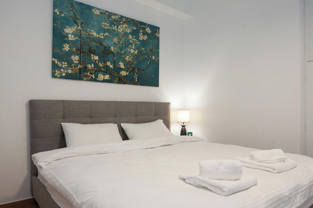 Stylish Renovated 2 Bd Apt in Exarcheia