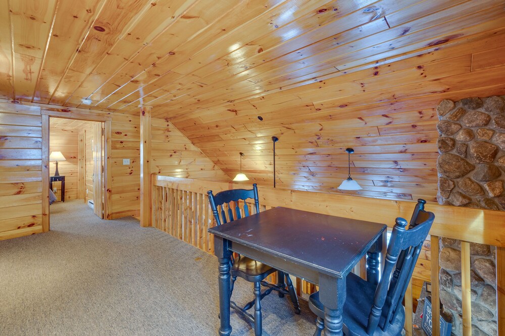 Cozy Laconia Cabin, Close to Winnipesaukee Pier!