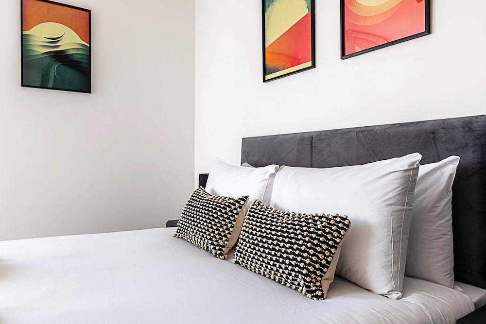 Sleek and Stylish 9th Floor Apartment