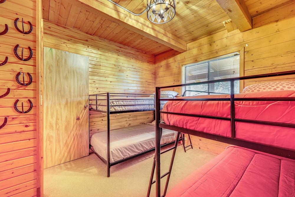 Alpine Cabin w/ Deck: 3 Mi to Luna Lake!