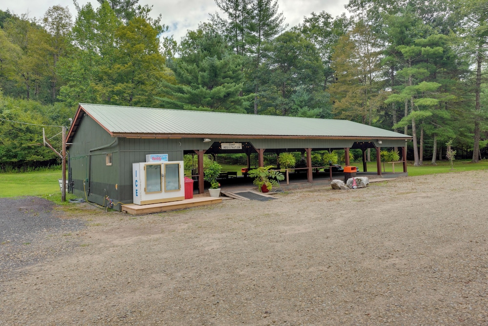 Community Rec Center: Outdoor Haven in Hillsgrove!