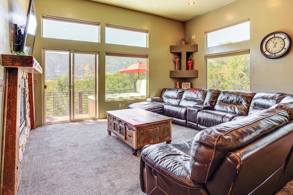 5 Mi to Powder Mtn: Tuscan Mountain Retreat