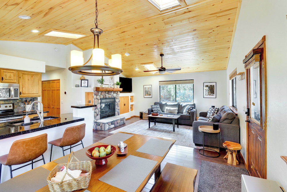 Pet-friendly Show Low Cabin w/ Patio & Gas Grill!