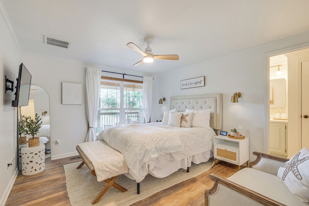 Dock, Sunrooms & Fire Pits: Deltaville Home!