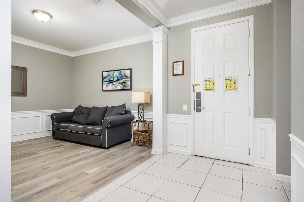 Beautiful Lake View Condo, Vista Cay-1004