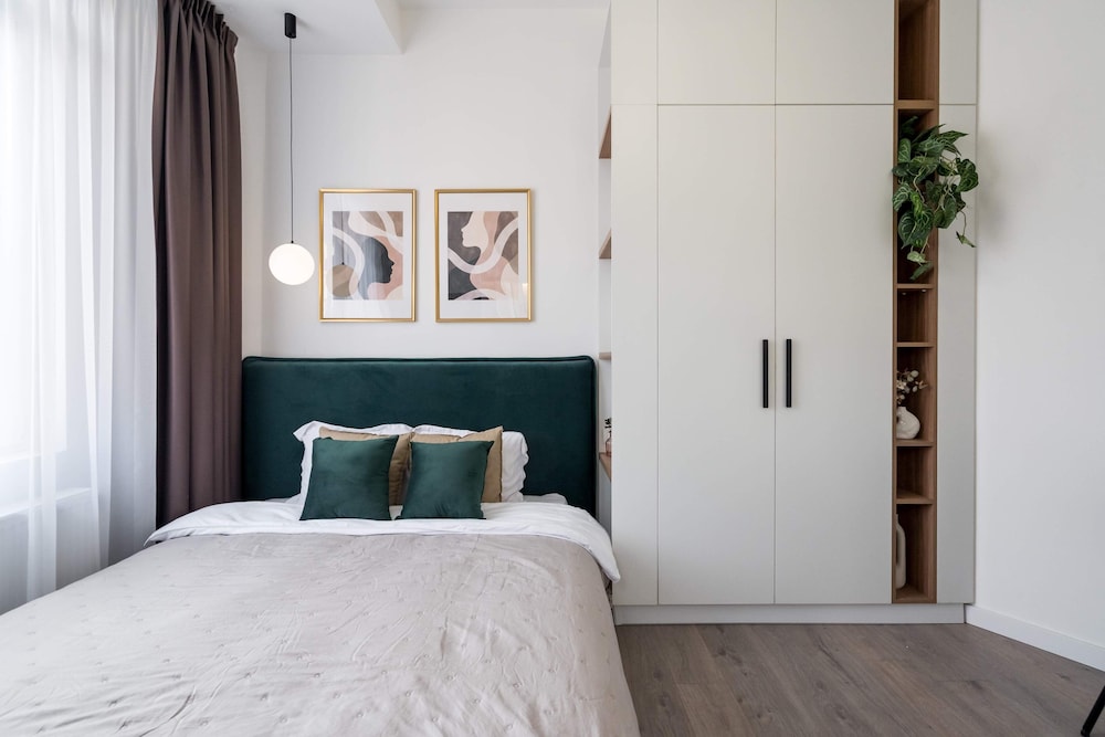 Contemporary Aparthotel 2-BR Flats Near Old Town, Quiet & Serene
