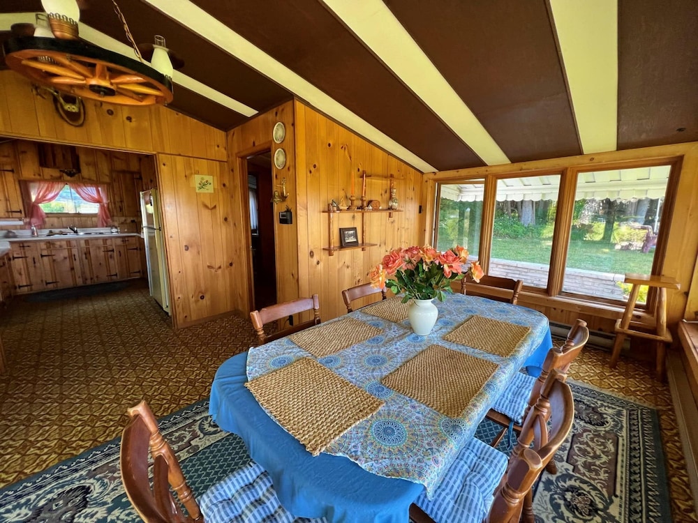 Retro Spacious Cottage - Somewhere in Time
