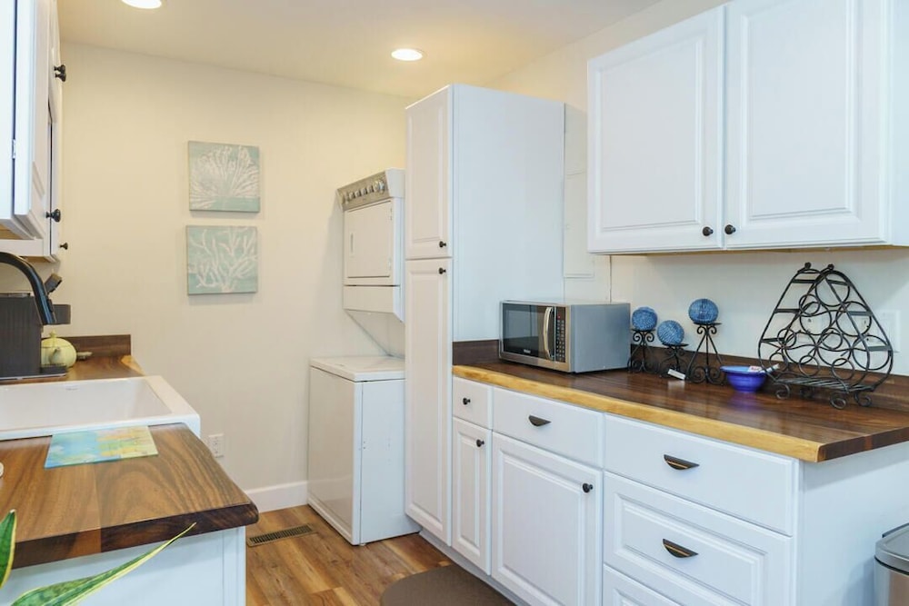 Charming 3-bed, 2-bath Home With Wonderful Views of the Golf Course