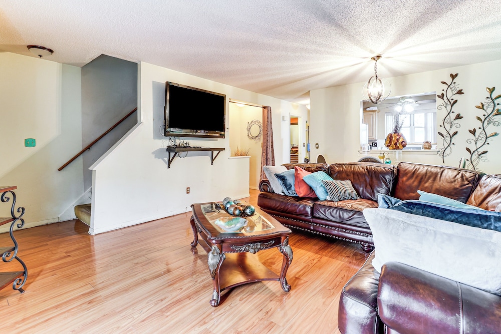 3 Mi to Dtwn New Haven: Colorful Condo w/ Yard!