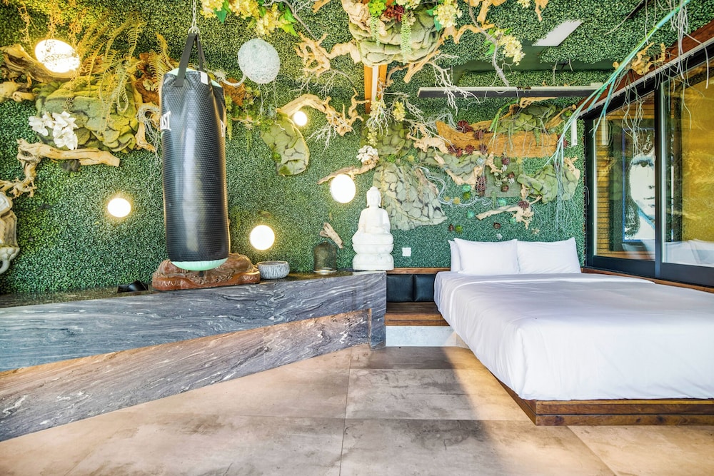 Villa Kaleida - Sleek Modern Sunset Villa With Eclectic Style & Infinity Pool