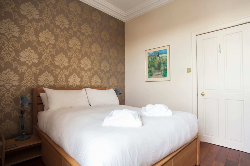 Sophisticated Edinburgh Apartment in City Centre