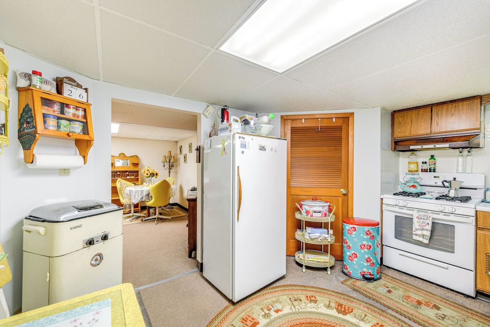 2 Mi to Walden Galleria: Apartment w/ Patio
