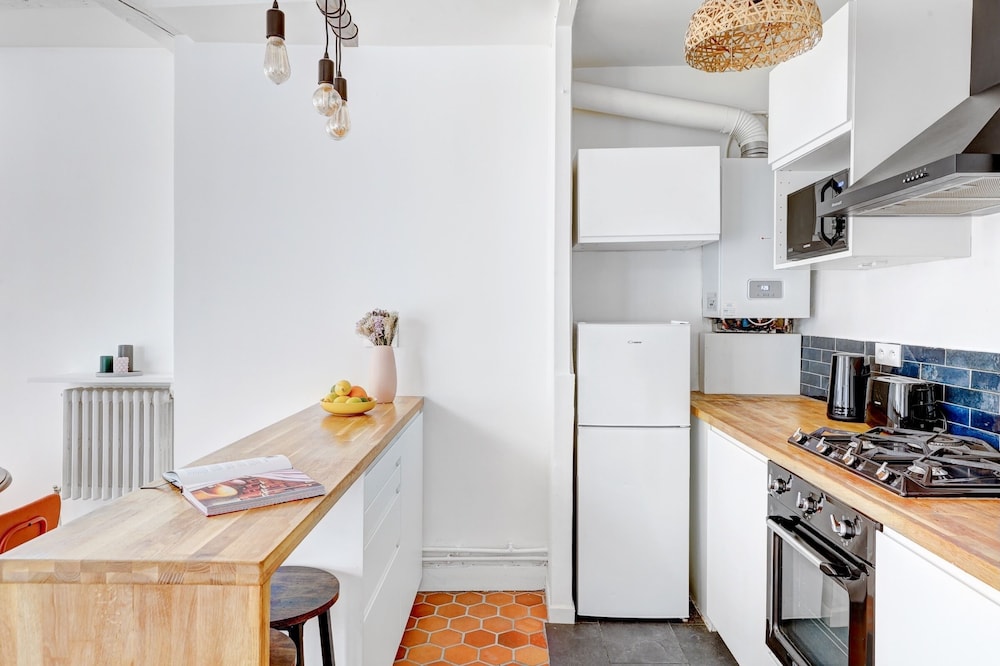 Bright 1BR Bastille Getaway - 4 Guests
