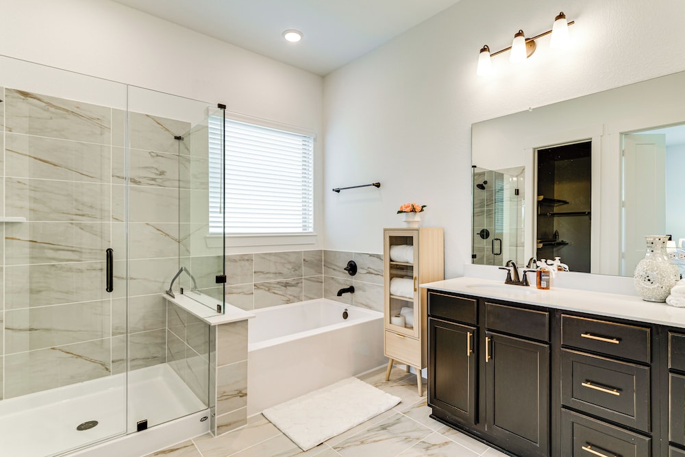 Patio & Pool Access: Family Home in Tomball