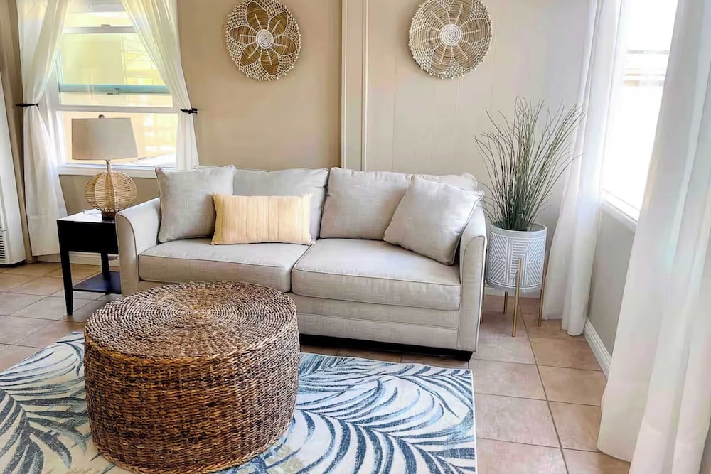 Waterfront Newport Condos w. Dock Access, Walk to Balboa Fun Zone and Beach